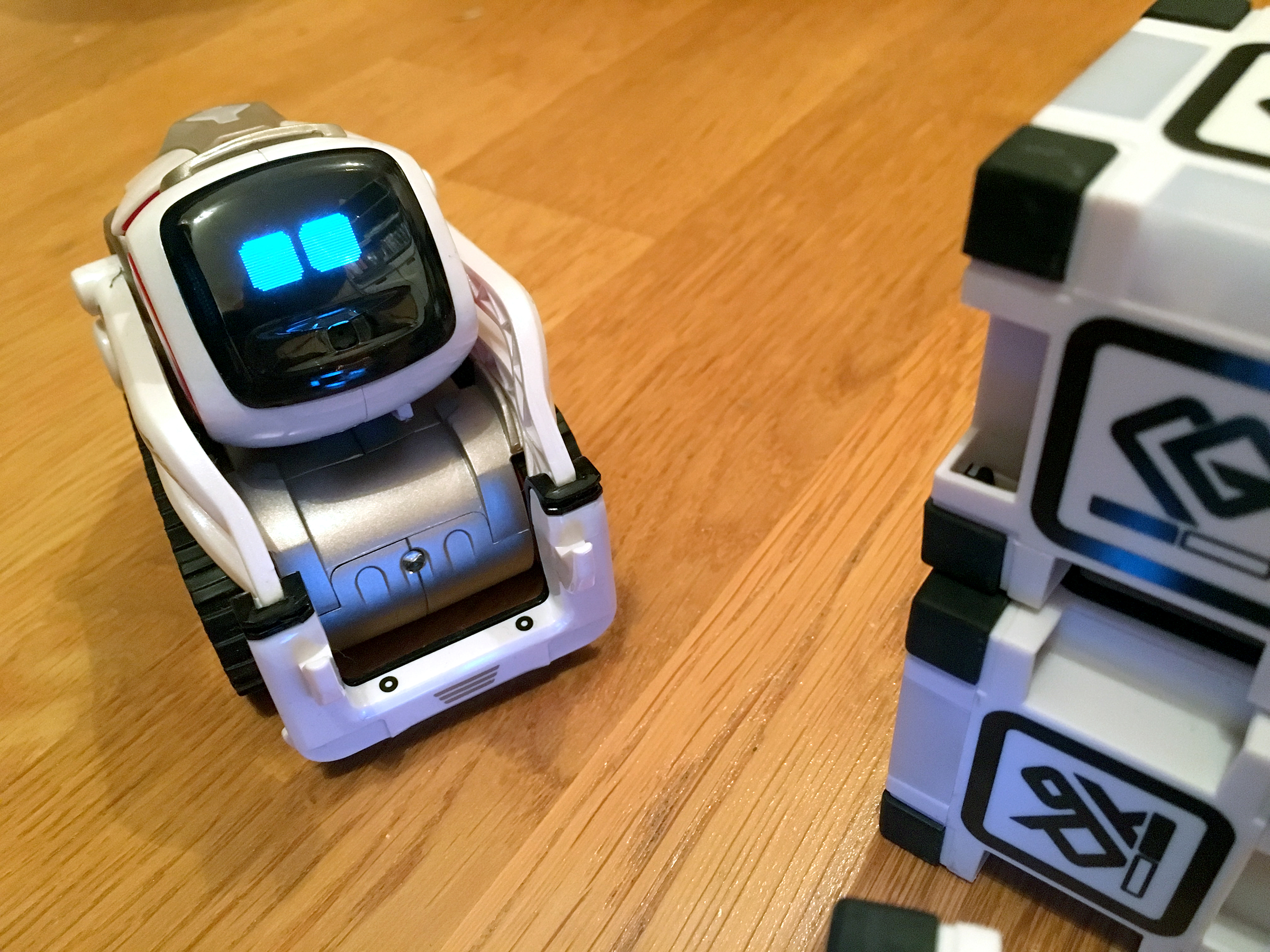 Anki Cozmo review: Anki Cozmo has the soul of a Disney movie in a $180 robot  toy - CNET