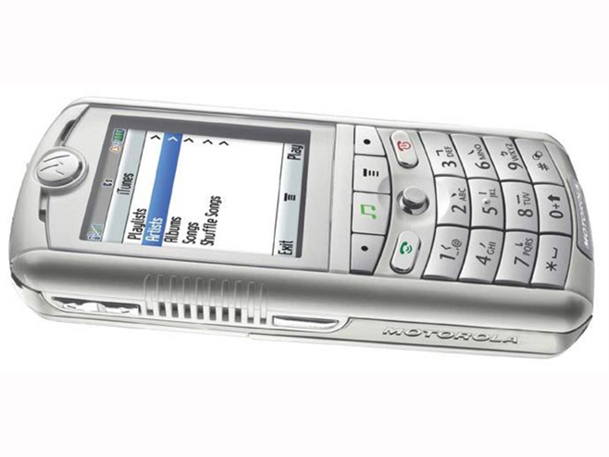 10 and a half things you won't believe Apple made: Motorola ROKR E1