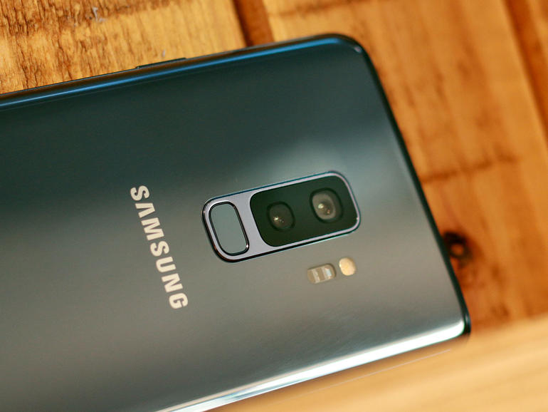 Samsung Galaxy S9+ design: shifted scanner