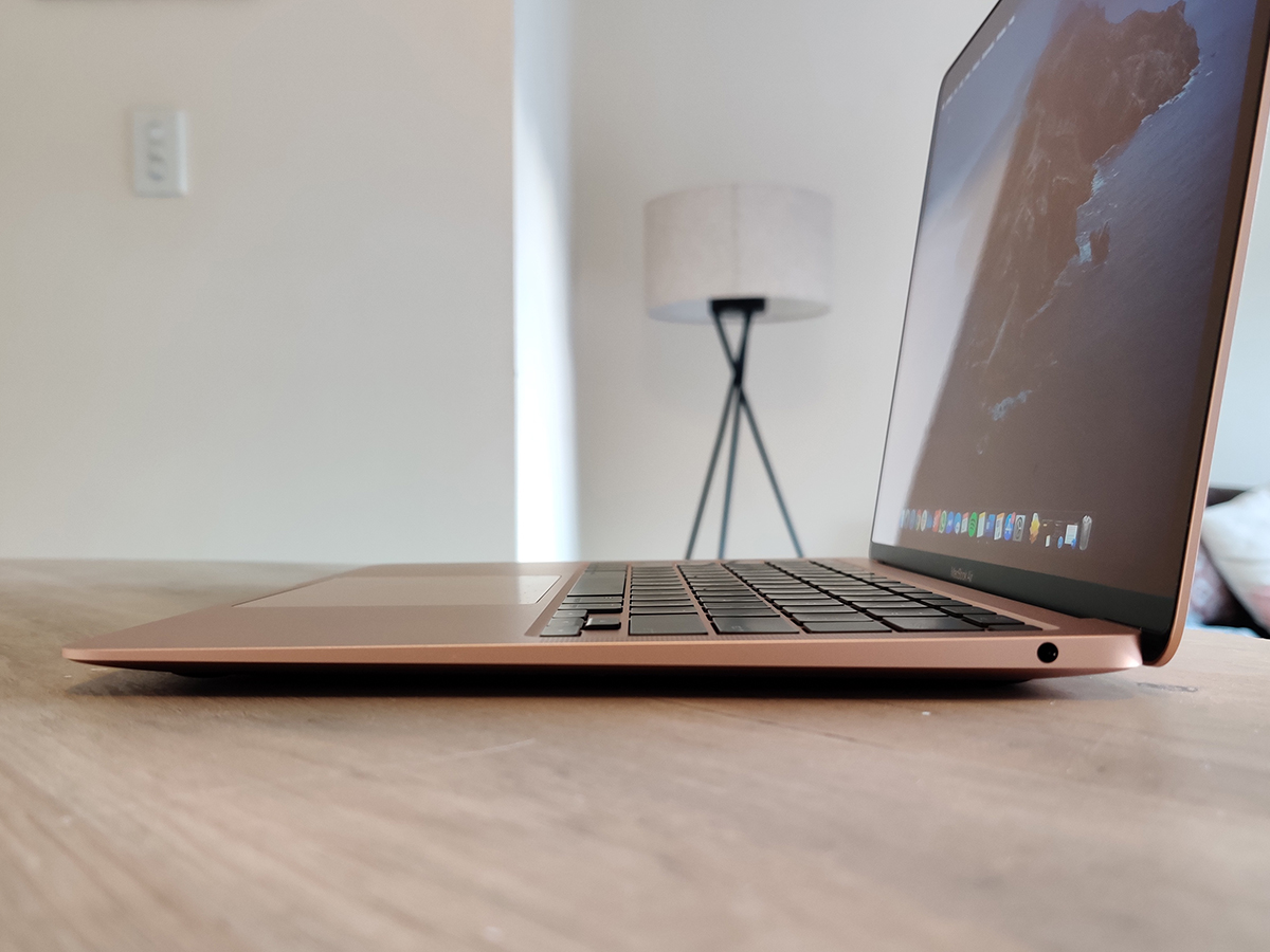 Macbook air on sale headphone port