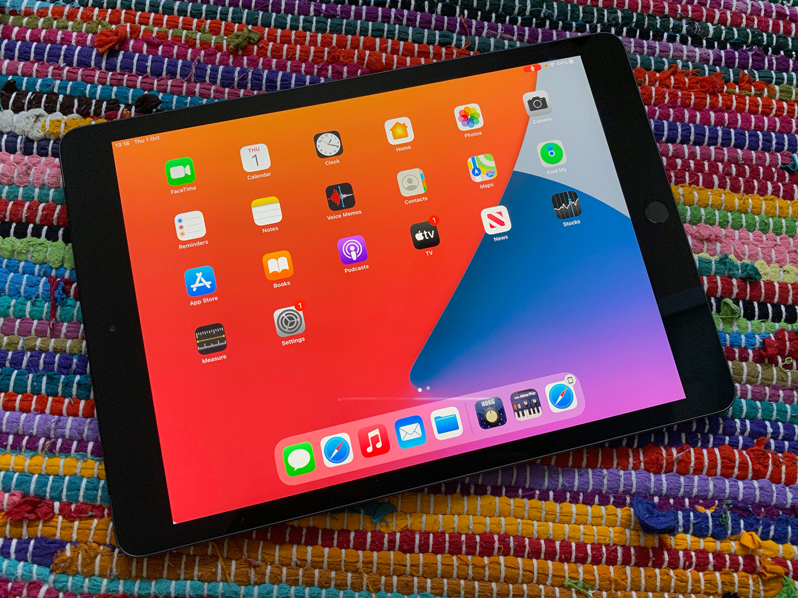Sở hữu cho mình một chiếc iPad 8th generation mới nhất, bạn sẽ được trải nghiệm màn hình rực rỡ, hiệu năng đáng tin cậy và tính năng tuyệt vời của chiếc máy tính bảng. Bạn có muốn xem ảnh về chiếc iPad 8th generation này không?