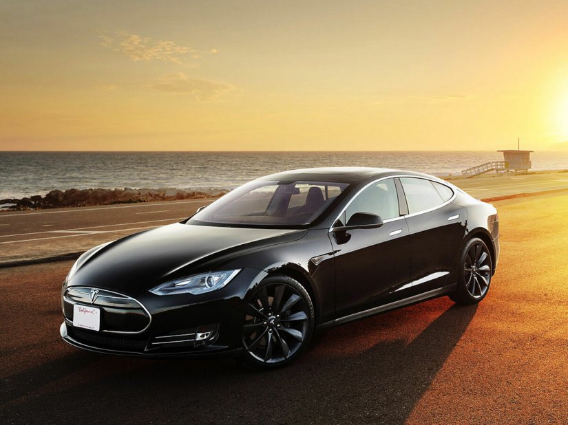 Fully Charged: Tesla plots Model III unveiling, Google’s HQ plans foiled, and Reddit videos