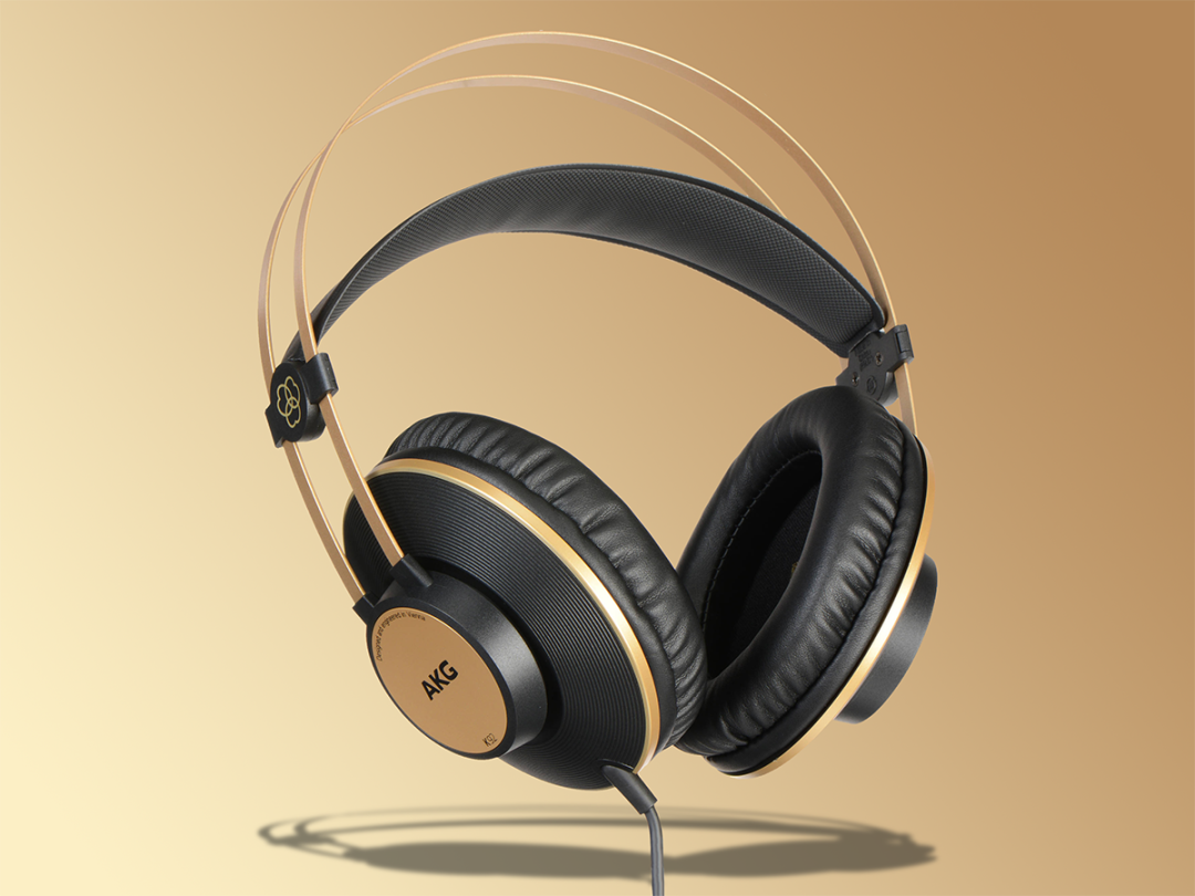 K92  Closed-back headphones