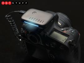 This smart hot shoe assistant helps you take better pictures