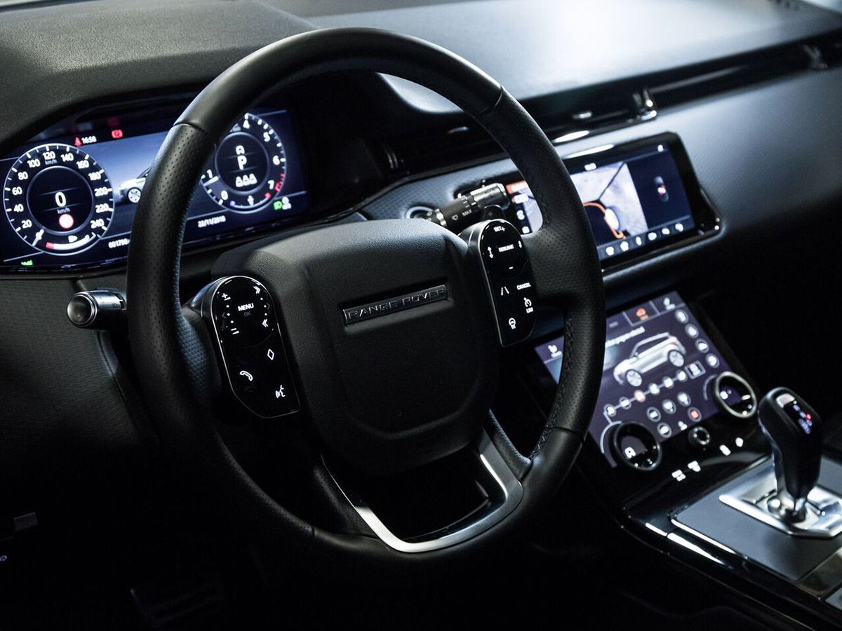 3) The infotainment system is beautiful