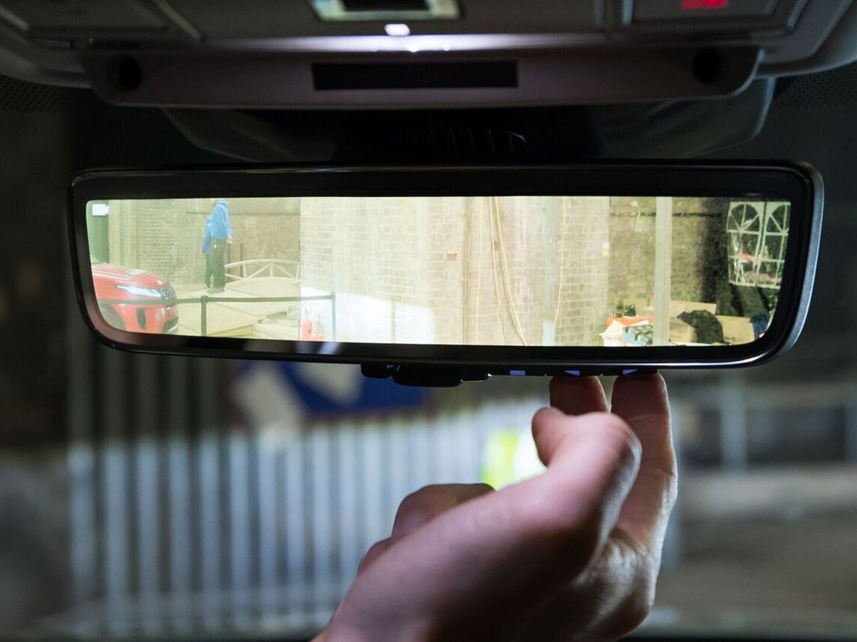1) The rear-view mirror turns into a HD monitor