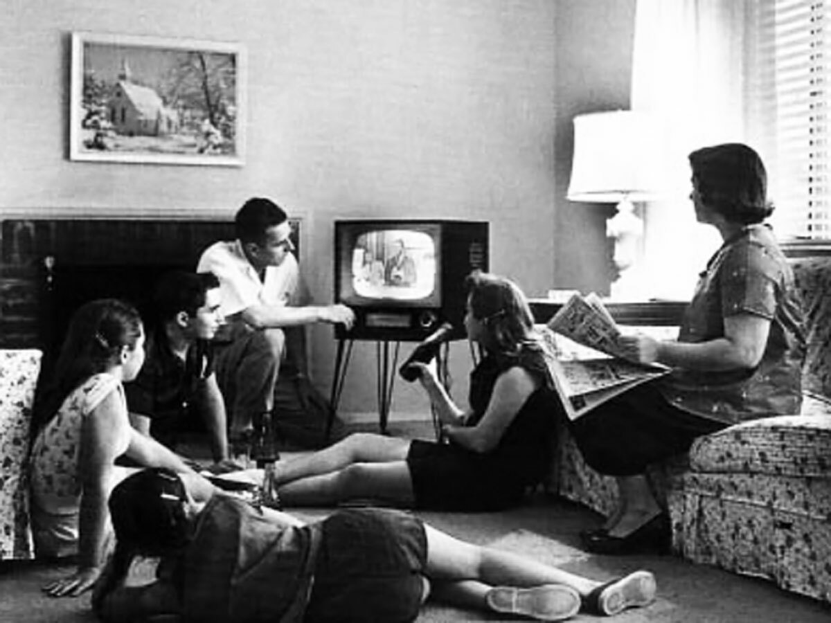 1950s family watching TV