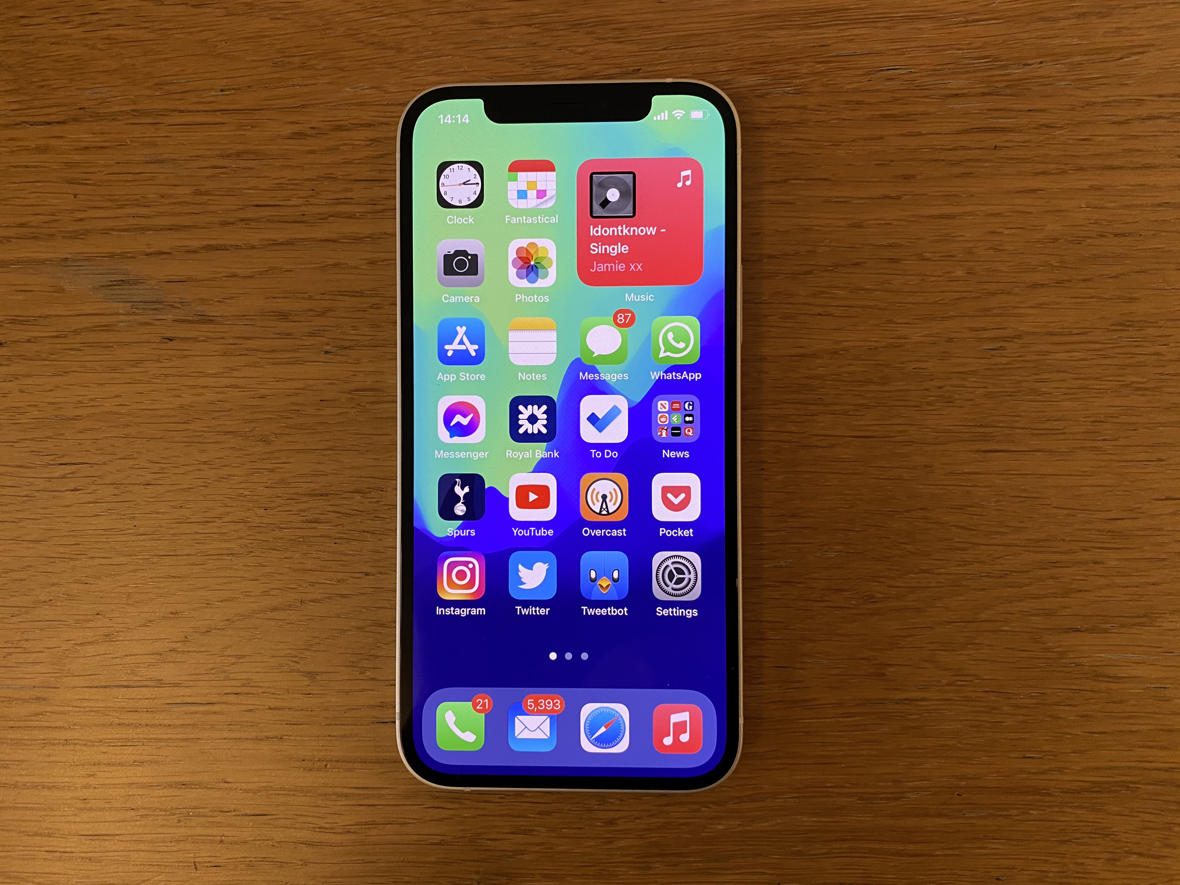 Включенный экран айфона 12. Айфон 12 спереди. Iphone 12 Mini экран. Iphone 13 Mini экран. Iphone 12 64gb.