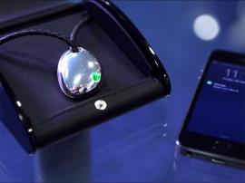 Bluetooth smart necklace shows off notifications, matches your clothes