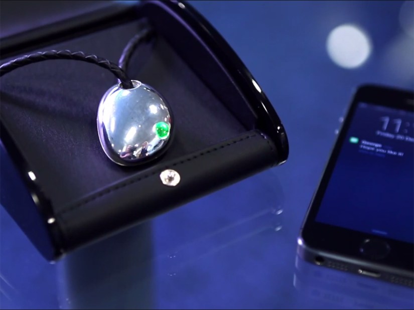 Bluetooth smart necklace shows off notifications, matches your clothes