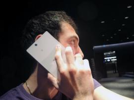 7 ways to look good using a phablet