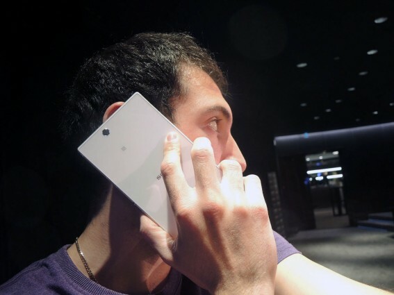 7 ways to look good using a phablet