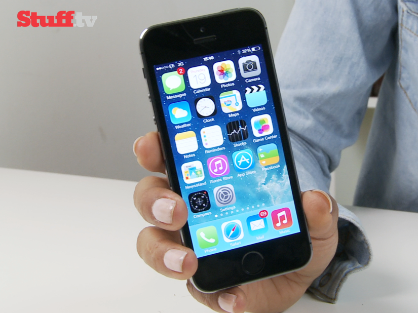 Video review: Apple iPhone 5s – ingenious, forward-thinking and powerful