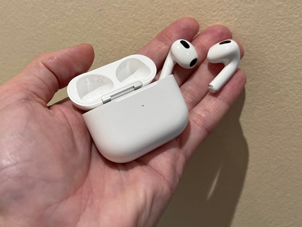 Apple AirPods (3-го поколения)
