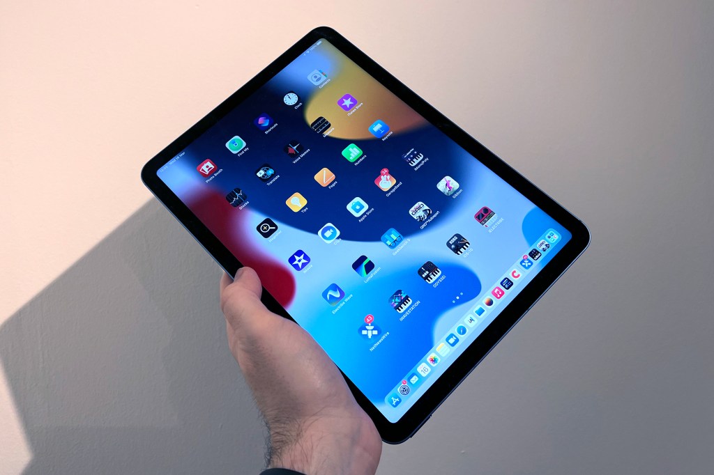 Apple iPad Air 5th Gen (2022) – Colors, Features & Reviews