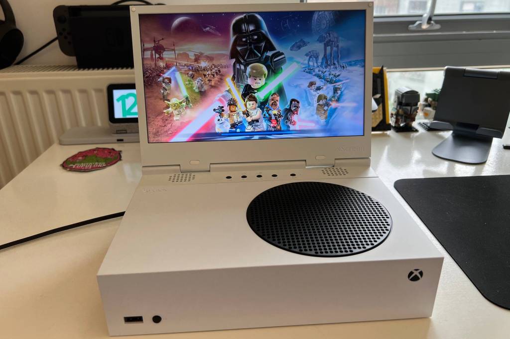 xScreen for Xbox Series S review: fun for travelling gamers