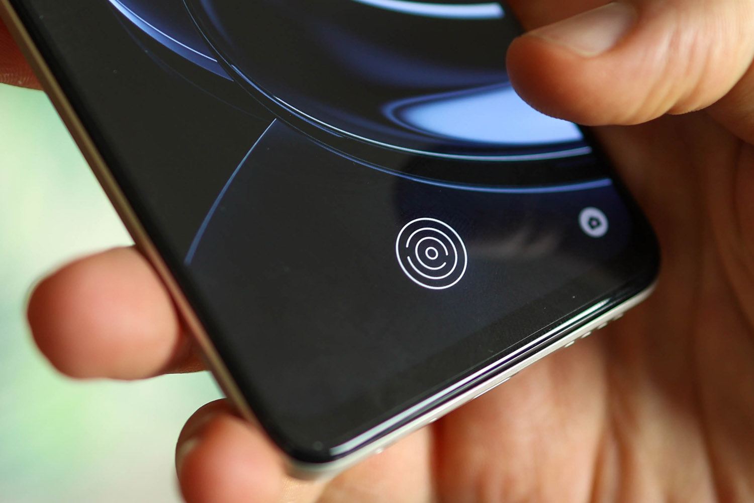 Stuff.tv Realme 9 smartphone review - in hand fingerprint sensor