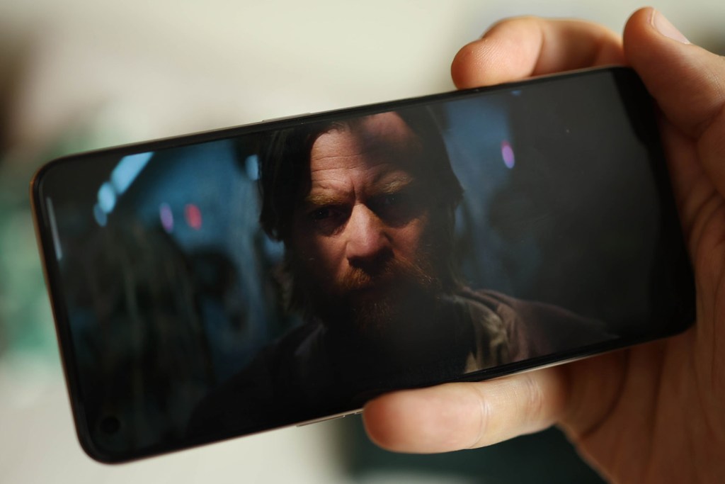 Stuff.tv Realme 9 Smartphone Review - Handheld Shows Obi Wan Kenobi Trailer