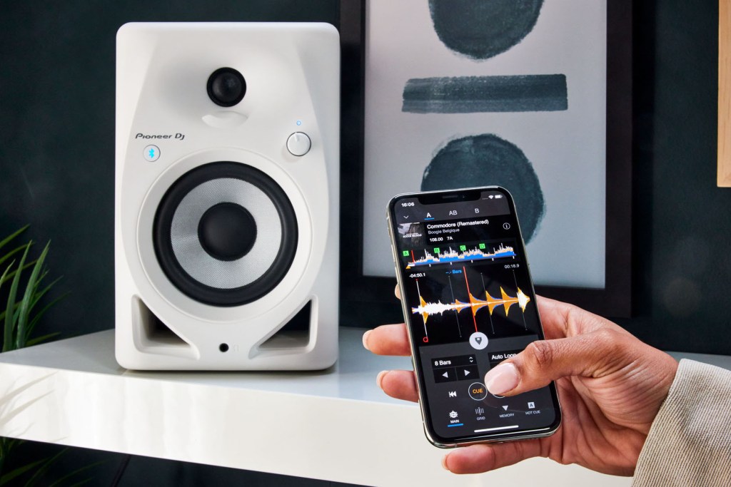Pioneer DM-50D-BT with Bluetooth streaming from smartphone