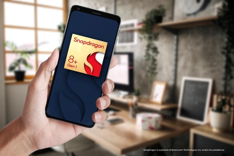 Qualcomm Snapdragon 8 plus Gen 1 official image in hand