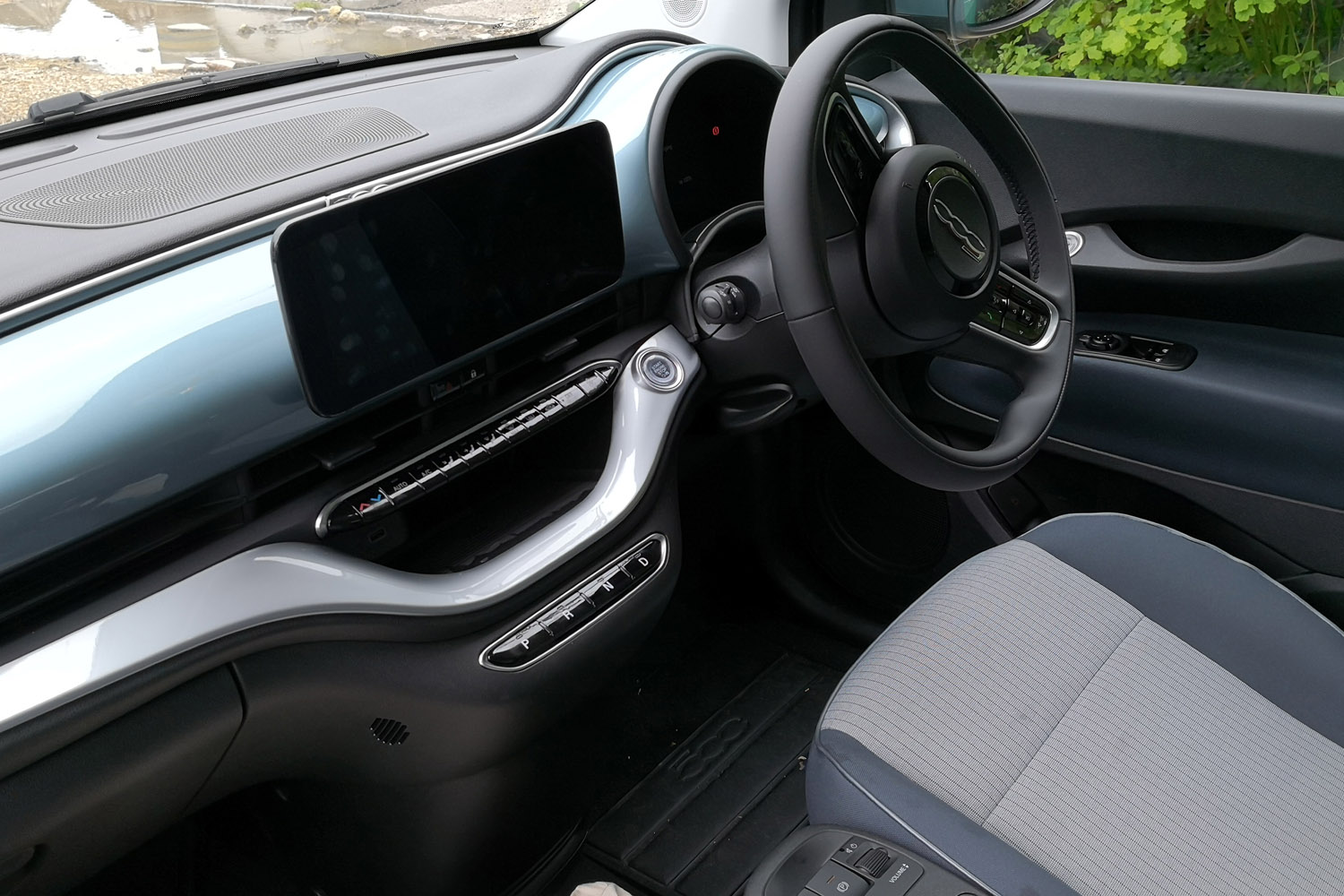 Stuff Fiat 500 Electric 2022 review dashboard