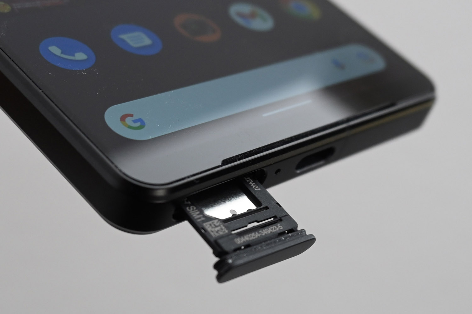 Stuff Sony Xperia 1 IV review SIM card tray
