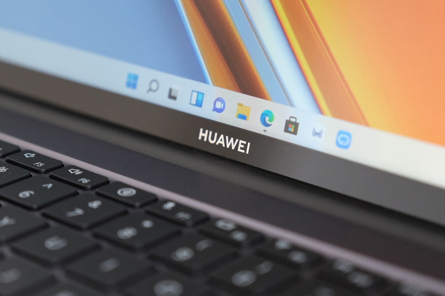 Huawei MateBook 16S screen logo