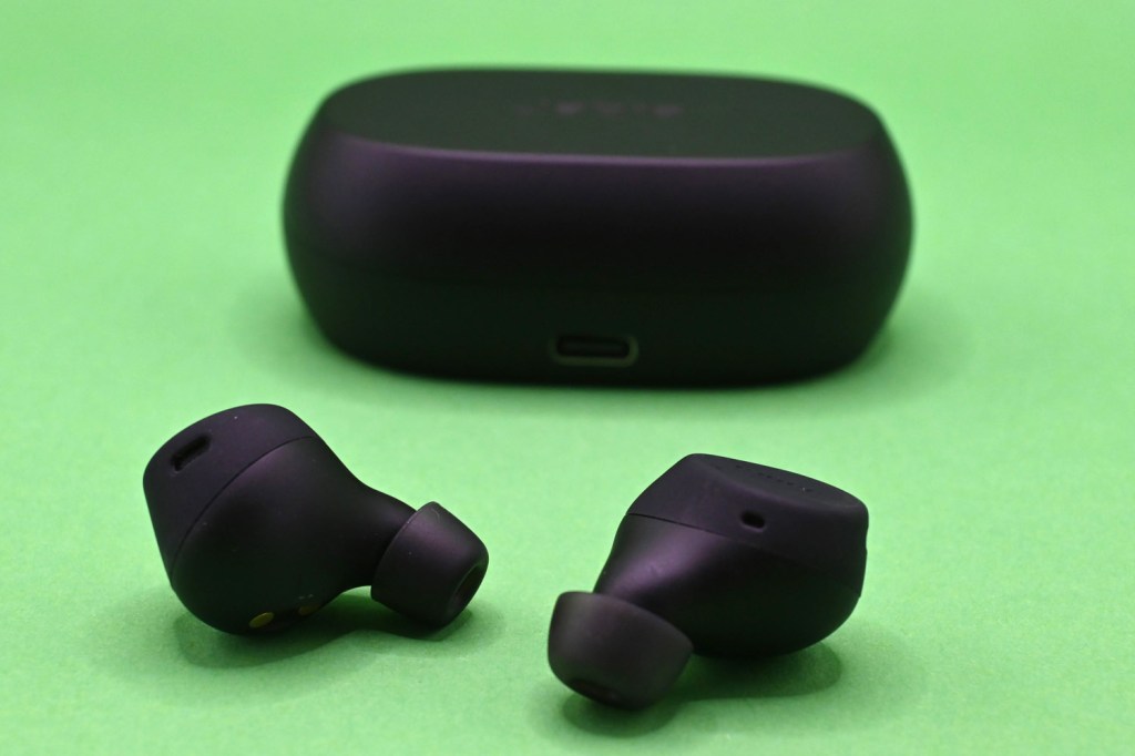 Stuff Jabra Elite 7 Active review buds close-up