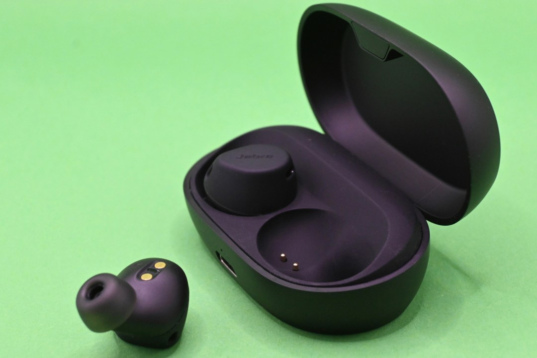 Stuff Jabra Elite 7 Active review case and buds