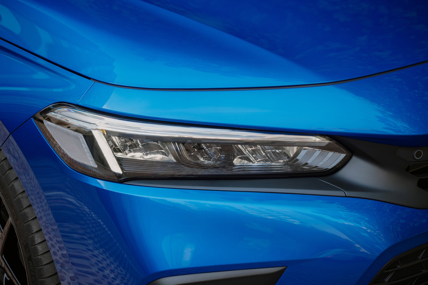2022 Honda Civic e:HEV headlights