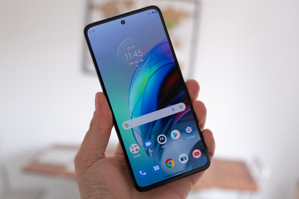 Motorola Moto G82 review in hand homescreen