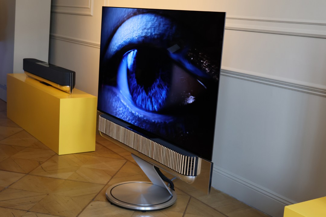 Bang Olufsen Beosound Theatre hands on review screen on