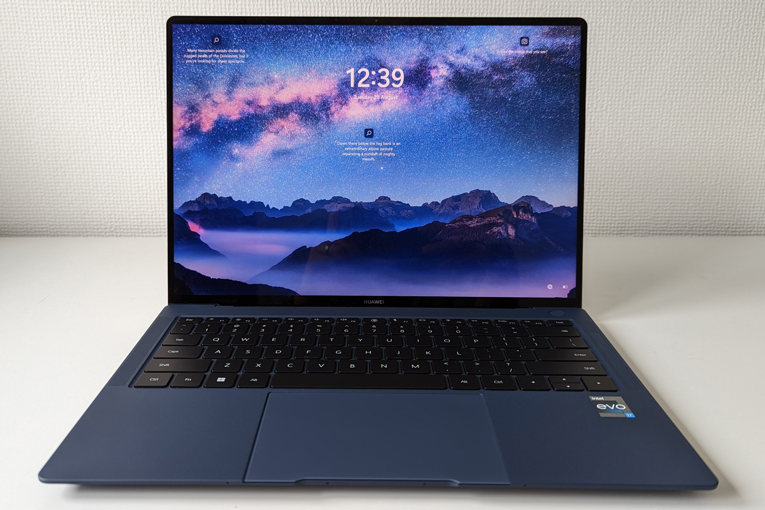 Huawei Matebook X Pro 2022 laptop front lockscreen