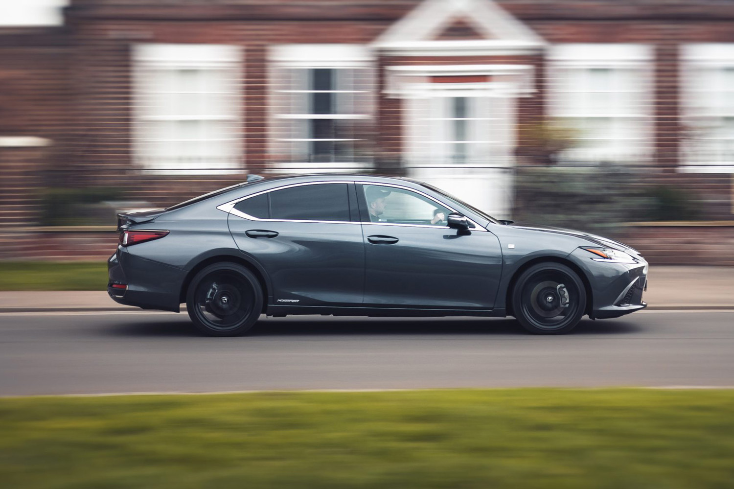 Lexus ES300h review Stuff panning side