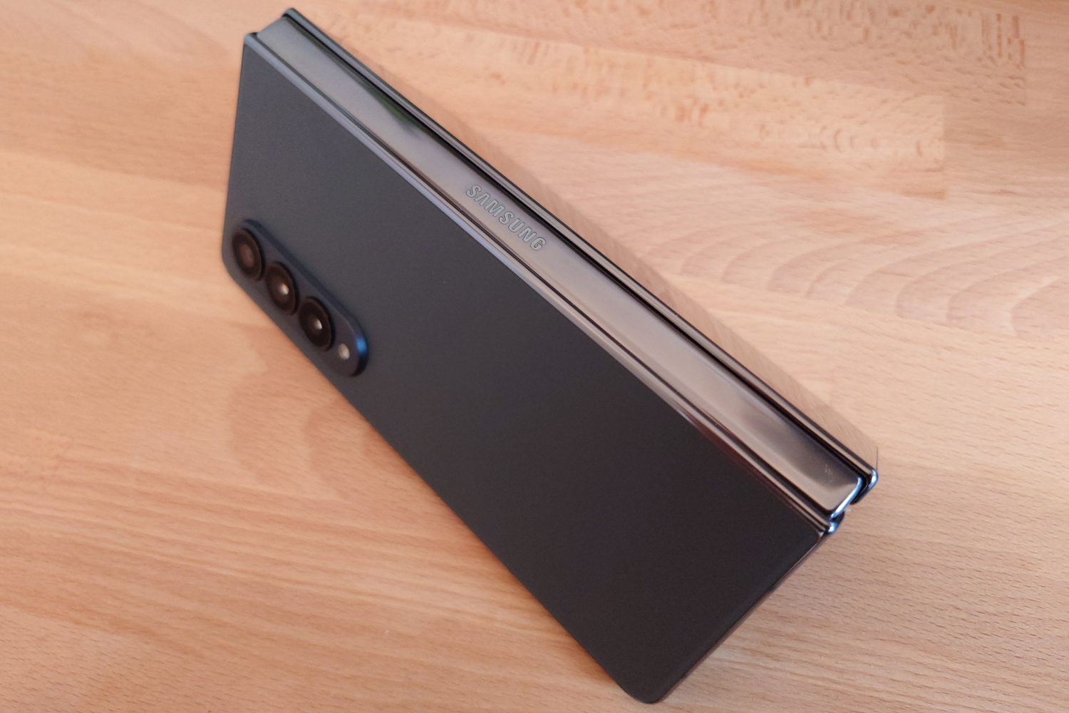 Samsung Galaxy Z Fold 4 spine