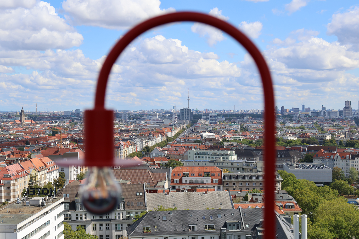 Canon EOS R7 camera samples Berlin cityscape lamp