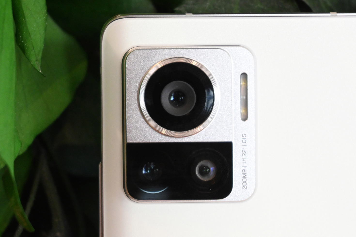 Primer plano de las prácticas cámaras del Motorola Edge 30 Ultra