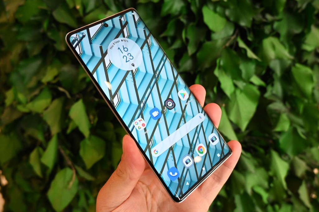 Motorola Edge 30 Ultra agarre en la parte delantera