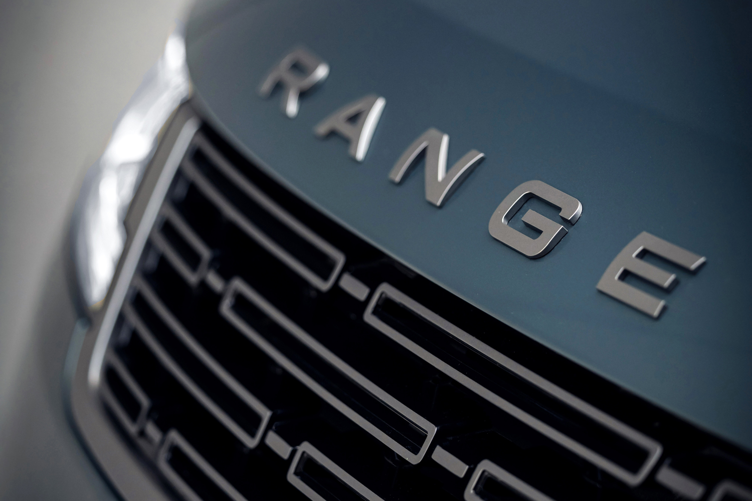 Range Rover P510e PHEV review nose badge