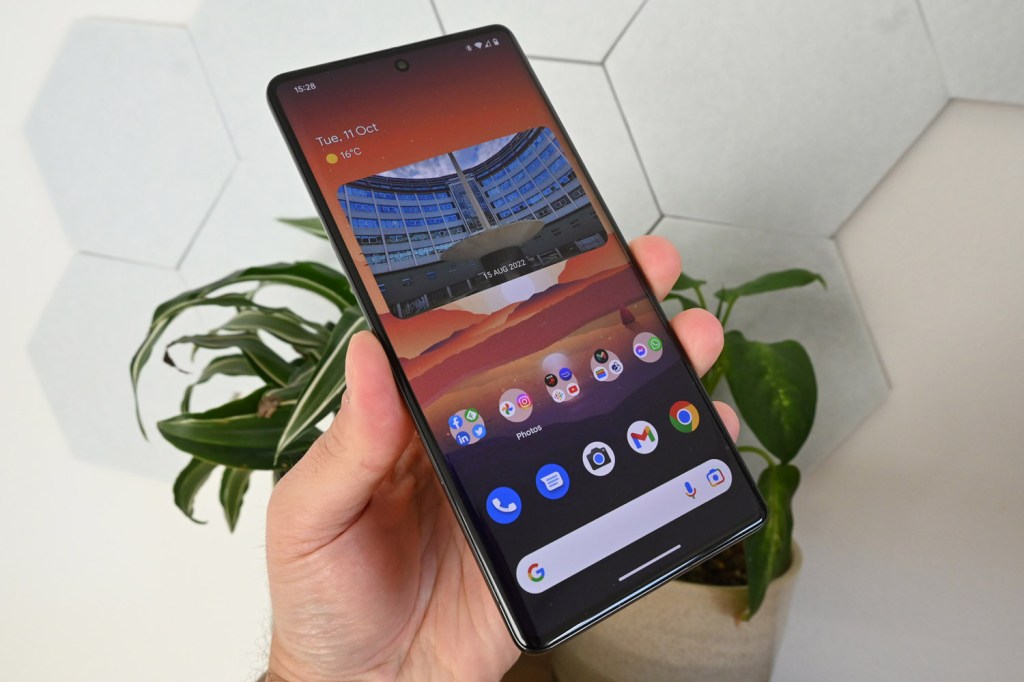 Google Pixel 7 Pro in Handscreen