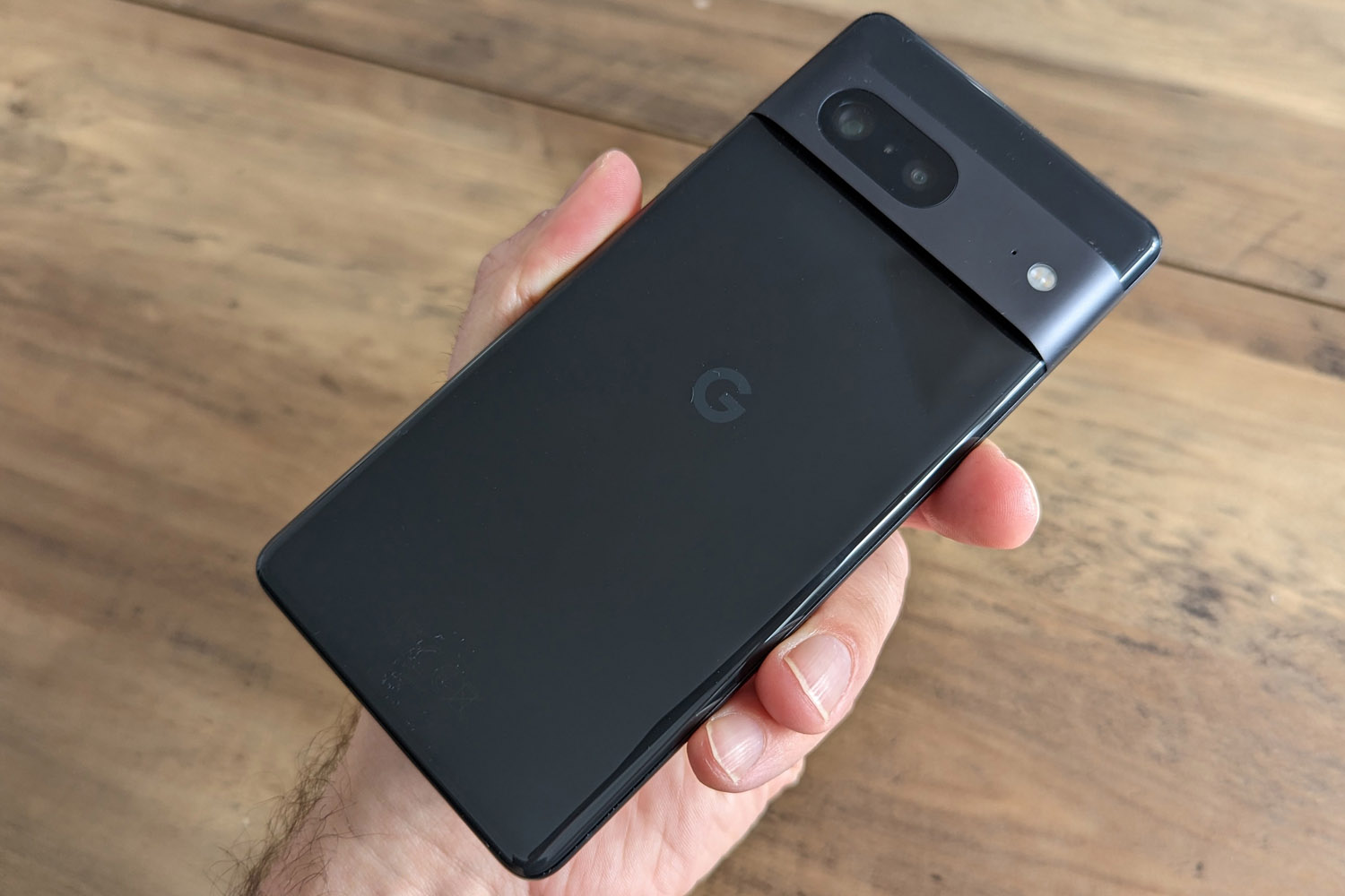 Google Pixel 7 in hand rear