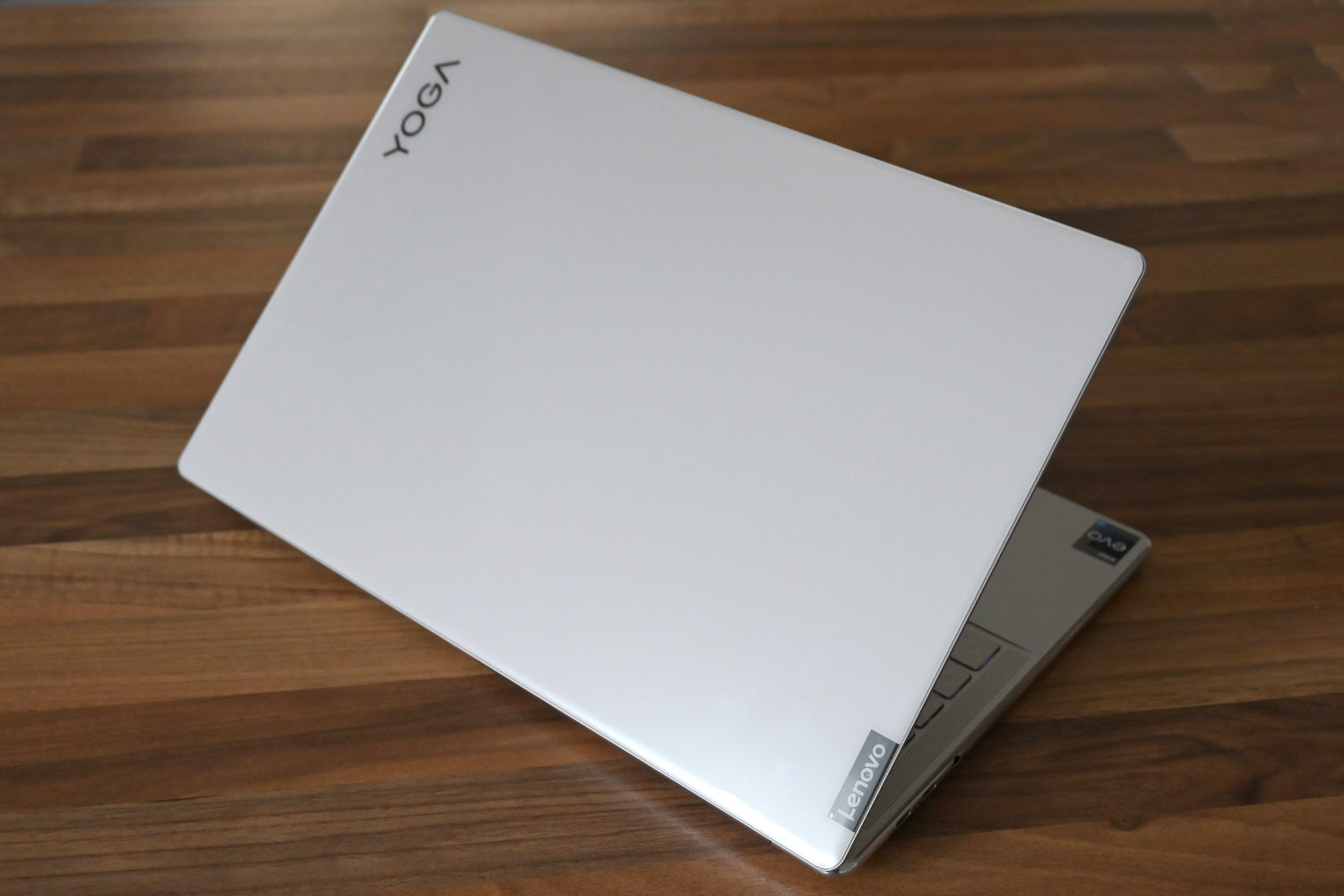 Lenovo Yoga Slim 9i lid