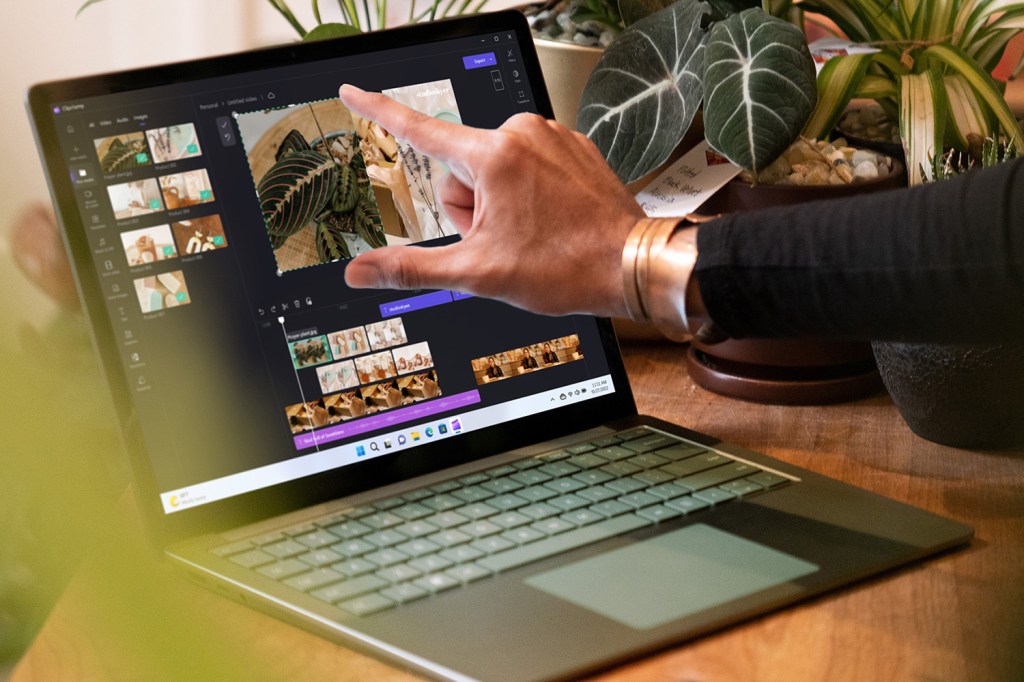 Microsoft Surface Laptop 5 pinch to zoom lifestyle
