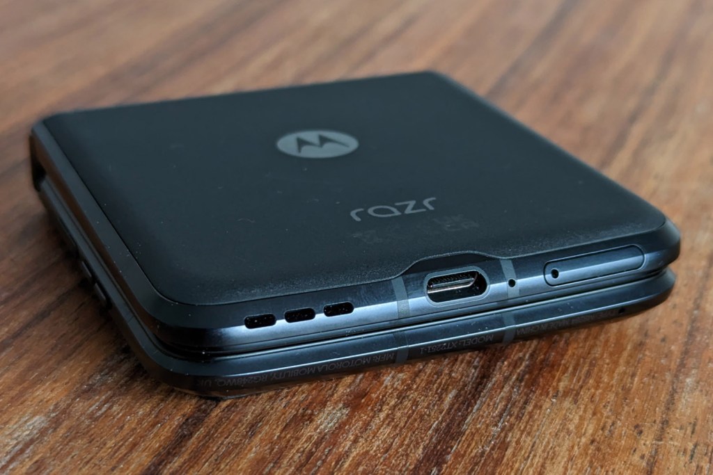 Motorola Razr 2022 USB C port