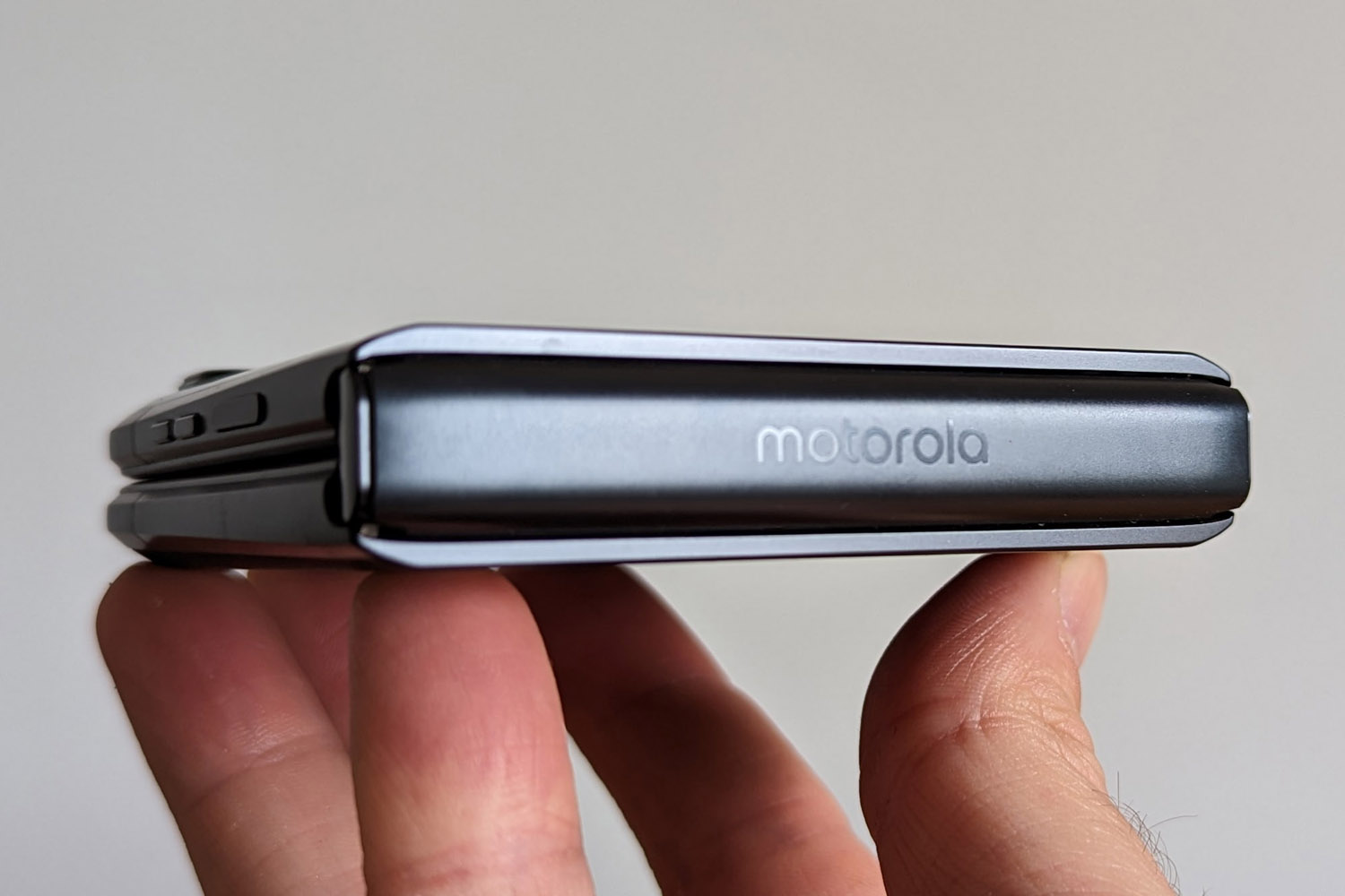 Motorola Razr 2022 thickness folded