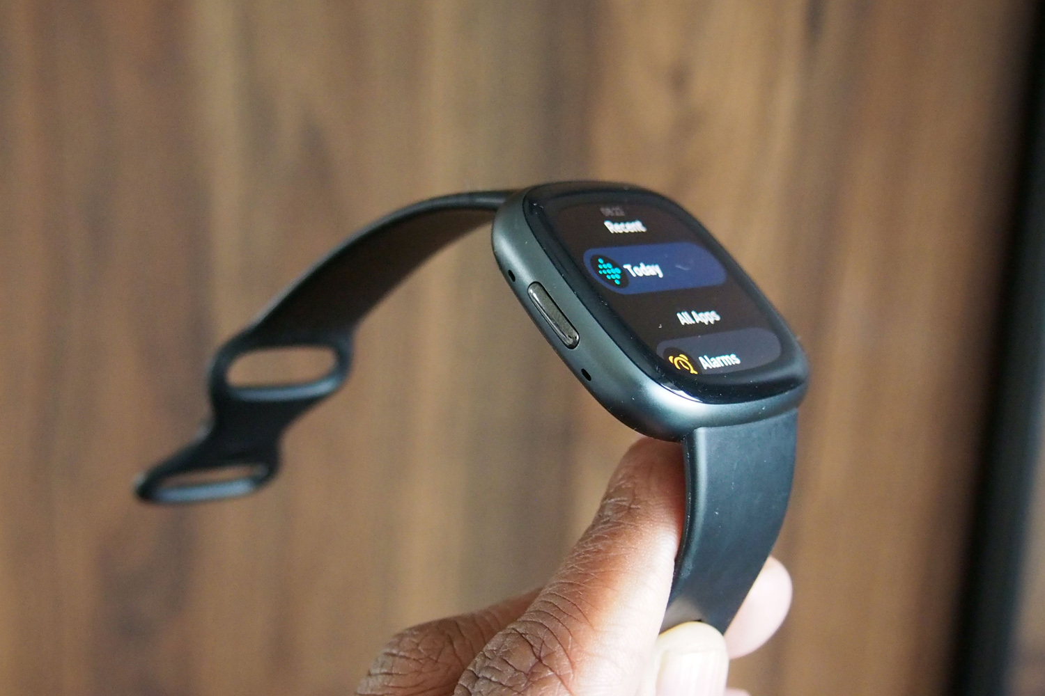 Fitbit Versa 4 evaluation: health earlier than smarts