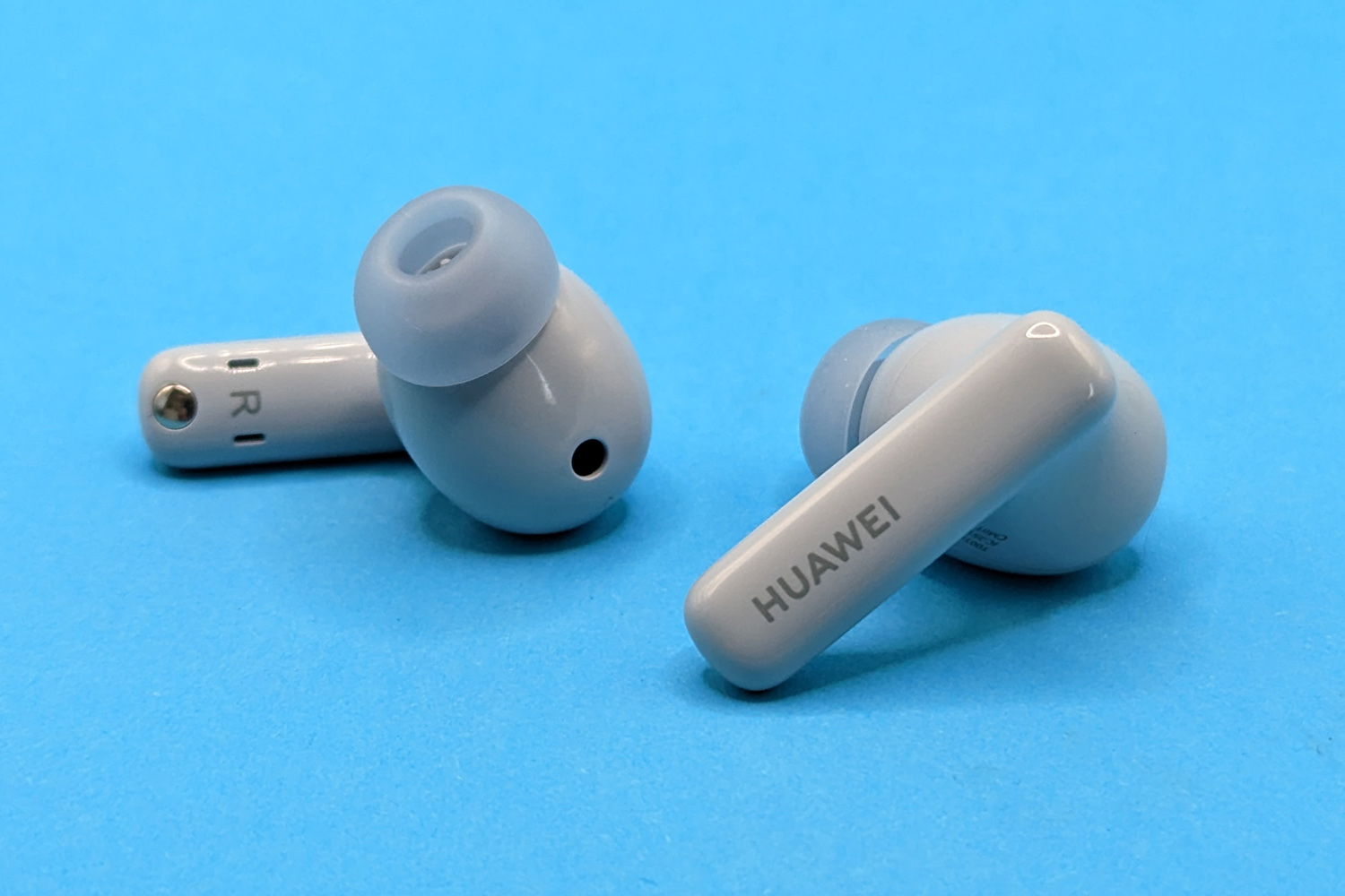 Huawei Freebuds 5i review buds logo