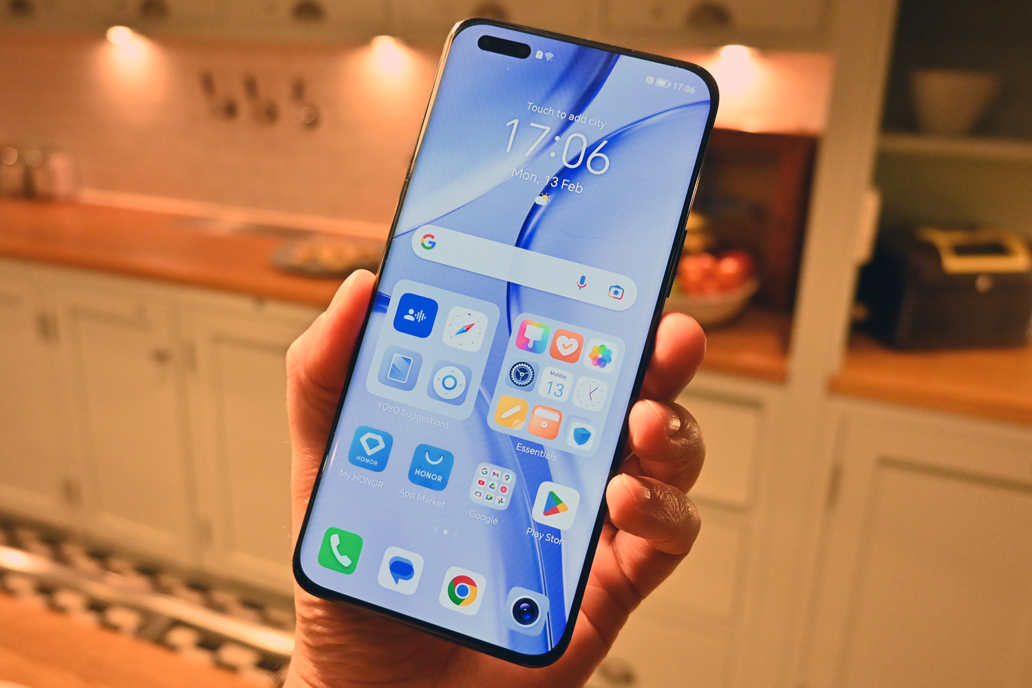 Honor Magic 5 Pro hands-on in hand front