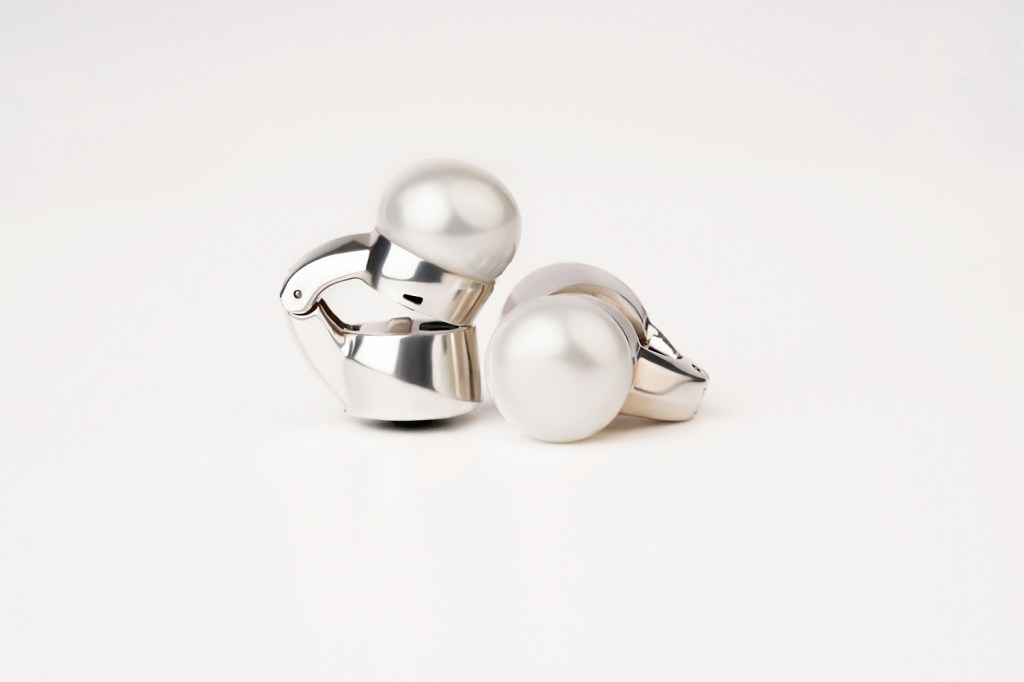 A silver pair of Nova 1 headphone earrings with pearls.