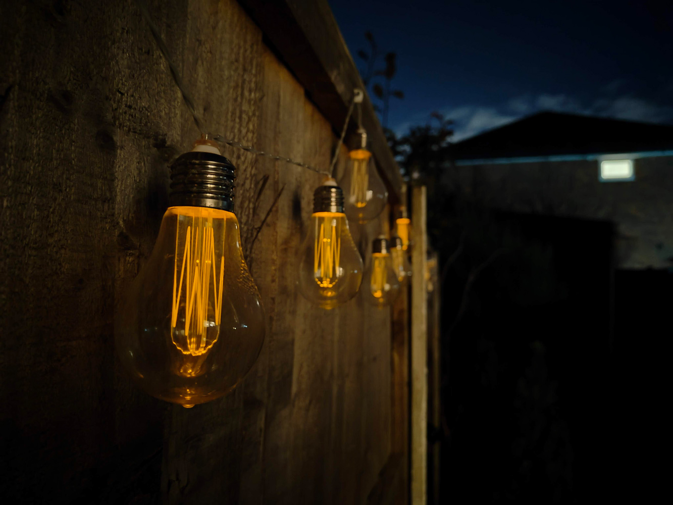 OnePlus 11 camera samples low light lanterns